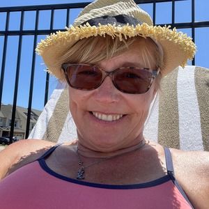 Meet your Posher, Crystal